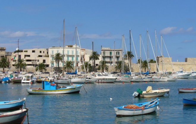 The_port_of_Bari,_Italy_(L._Massoptier).jpg